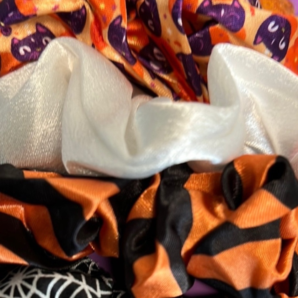 NWT ⚜️🖤⚜️ Nicole Miller Halloween Scrunchie Set - Picture 4 of 5